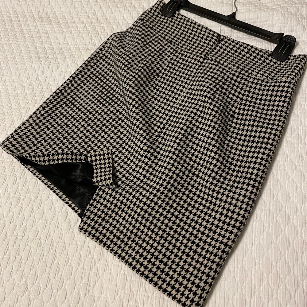 Banana Republic “mini” houndstooth skirt